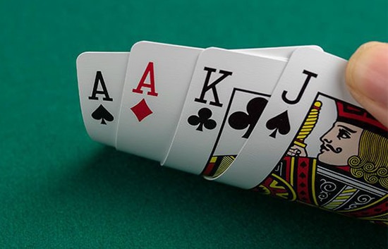 How to play Omaha Poker