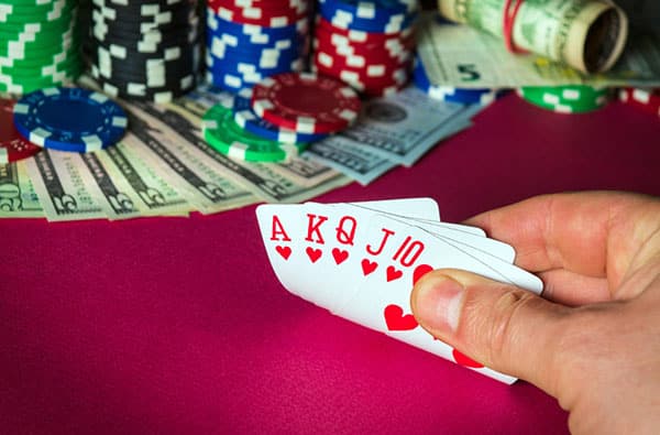 Kartu Poker dengan Chip Judi Kasino